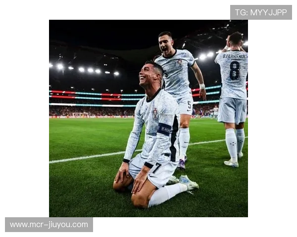 马赛球迷组织赛前Tifo致敬奥巴梅扬生涯百球里程碑